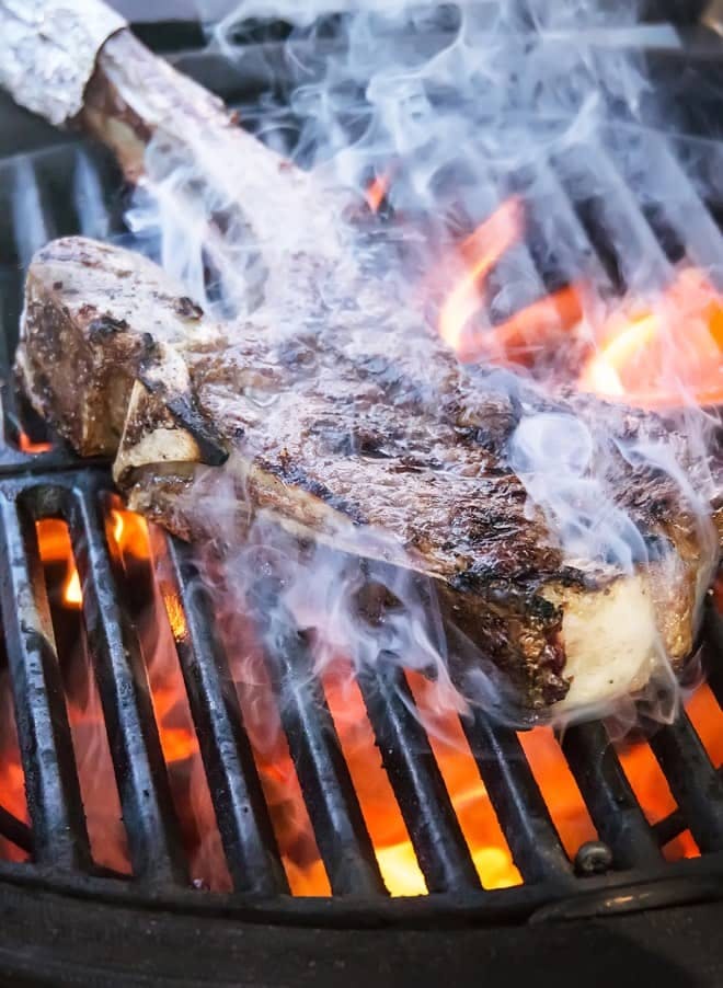 Steak über den Flammen eines Grills