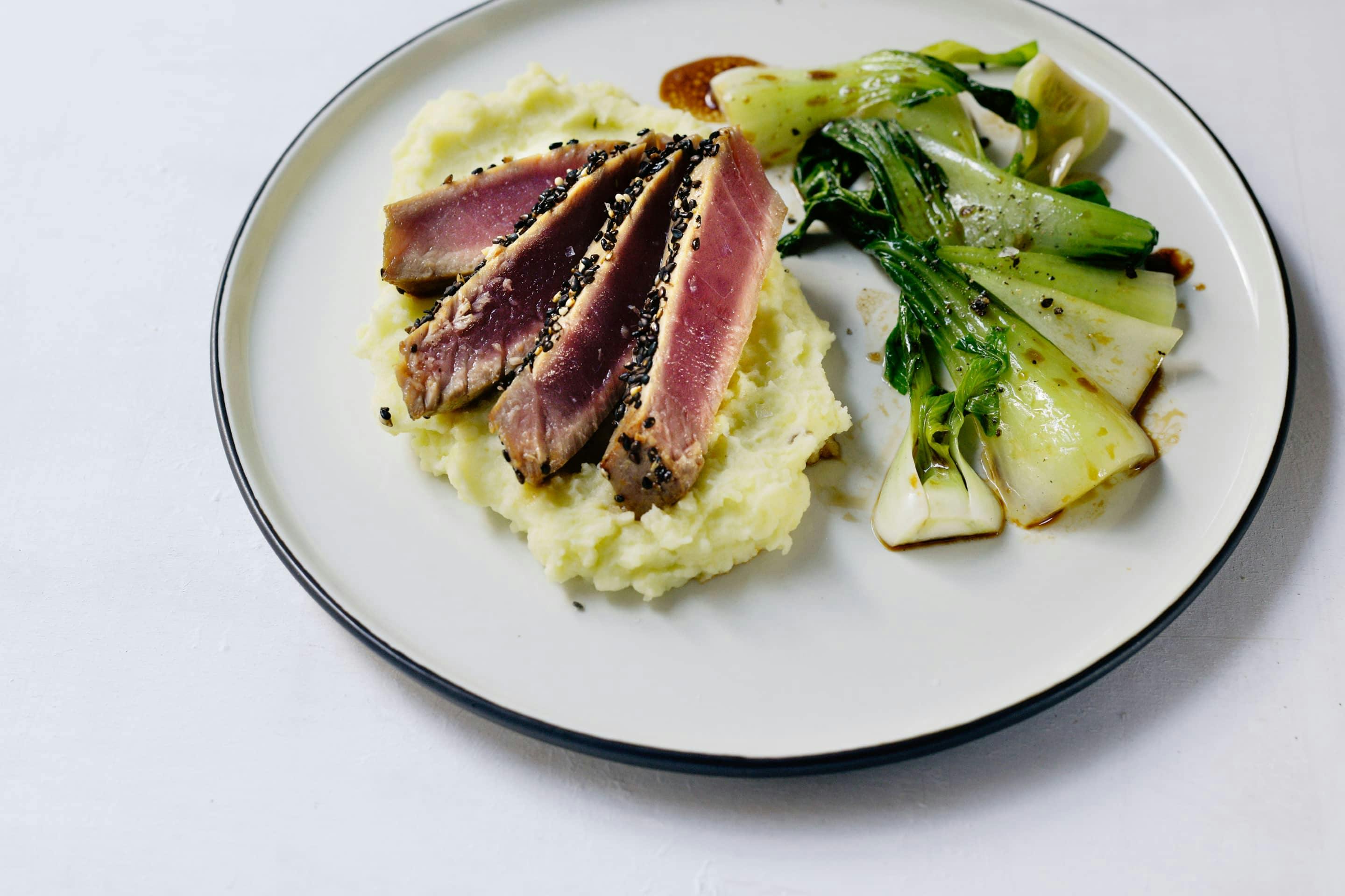 Thunfisch Steak mit Wasabi-Kartoffelpüree und Brokkoli