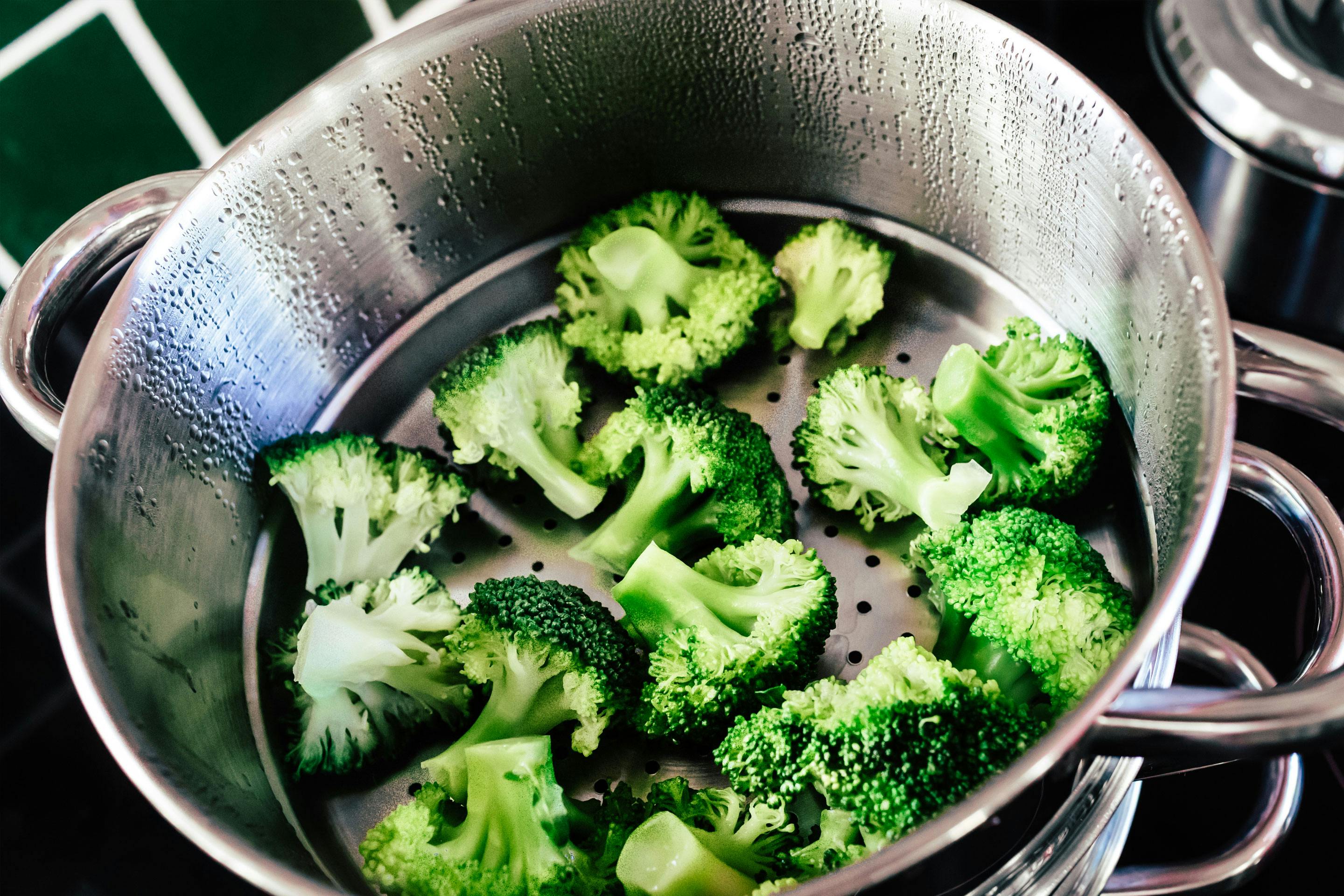 Broccoli-Roeschen werden in einem Dampfeinsatz gedämpft
