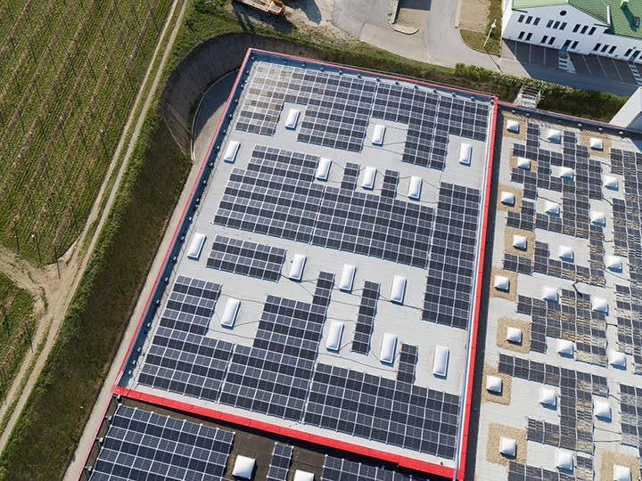 Photovoltaik-Anlage auf dem Dach von Kotányi in Wolkersdorf