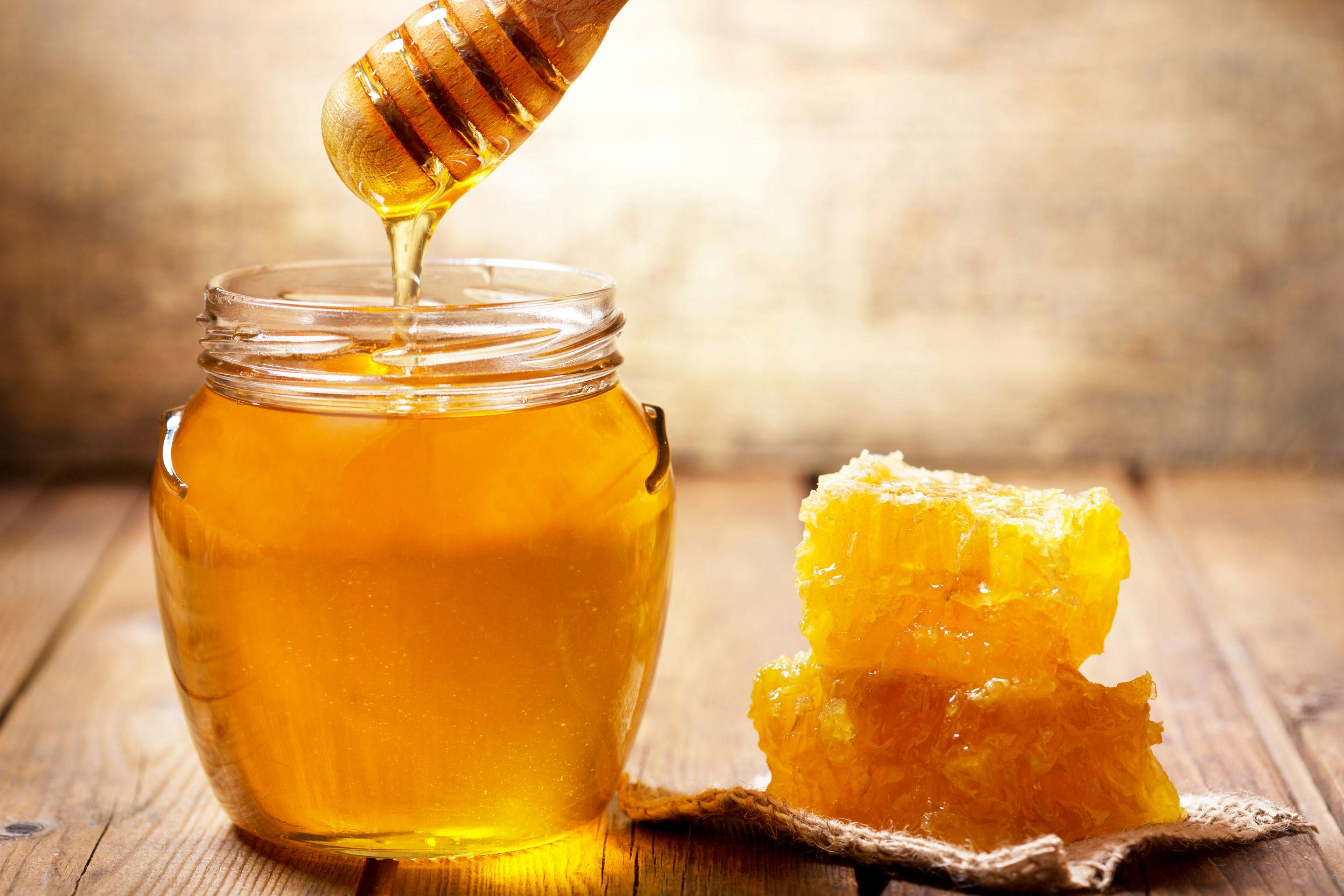 Honigwaben sowie ein Glas voller Honig
