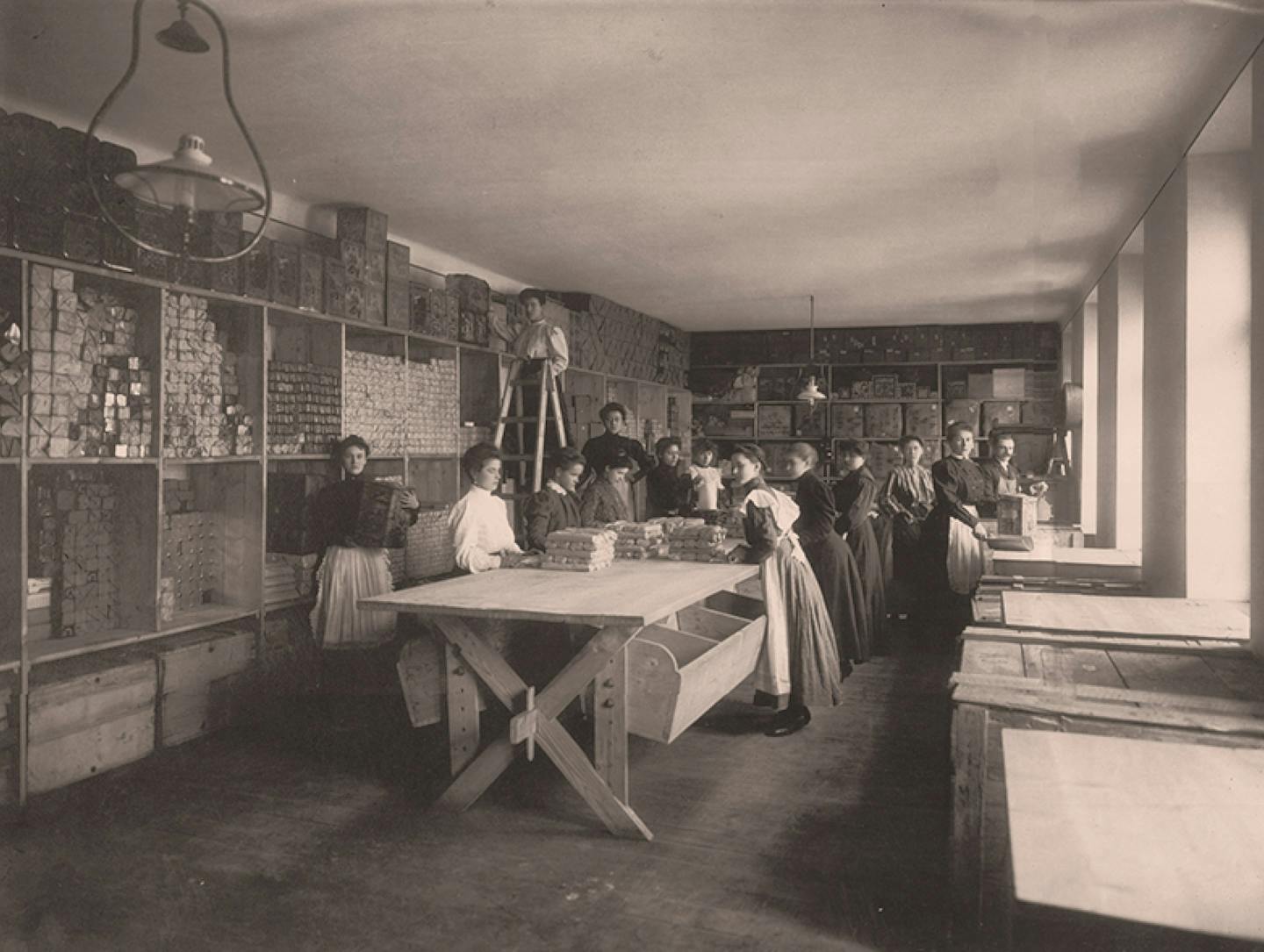 Arbeiterinnen beim Verpacken von Kotányi-Paprikapulver im Jahr 1881