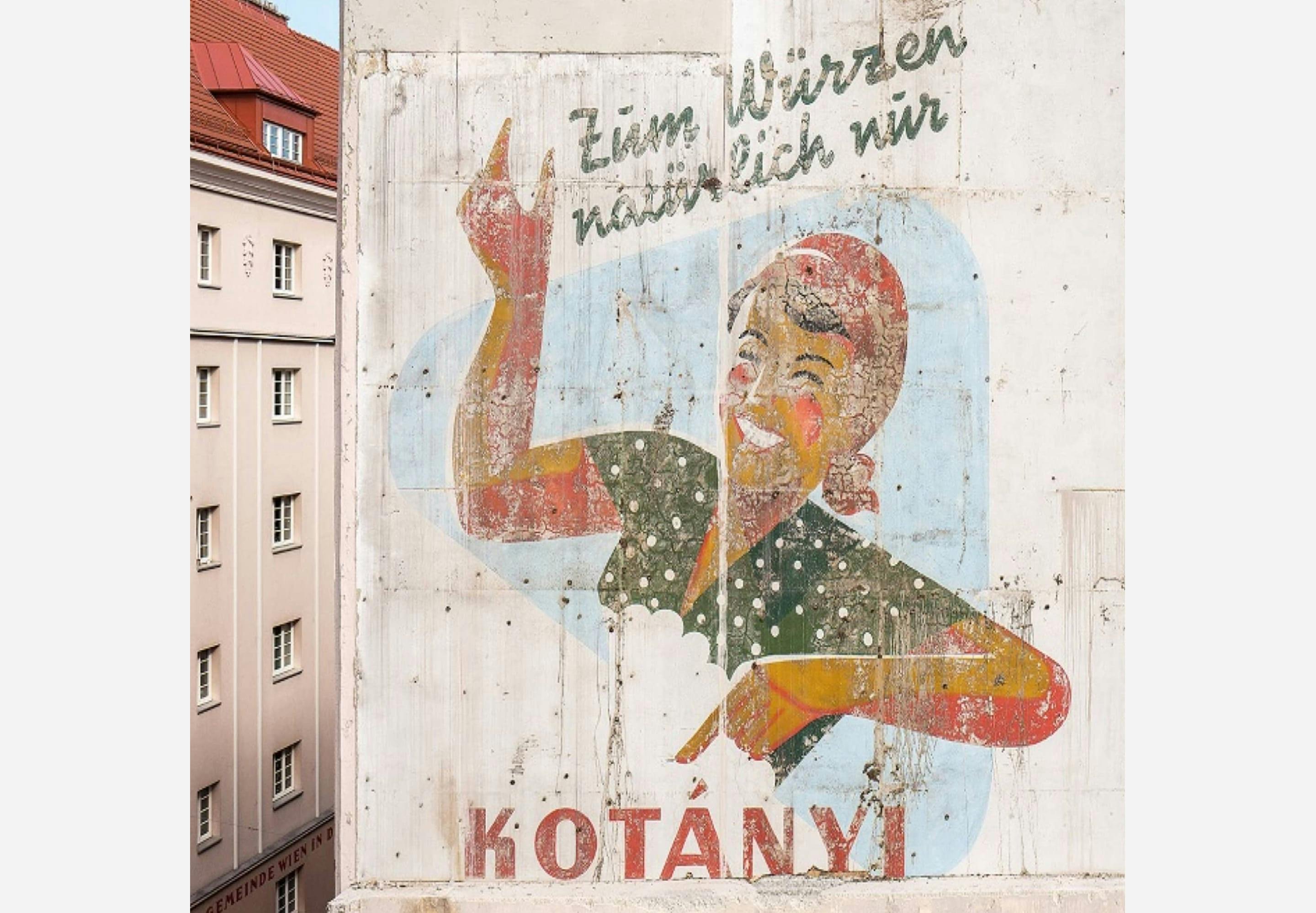 Eine Hauswand mit Kotányi-Reklame