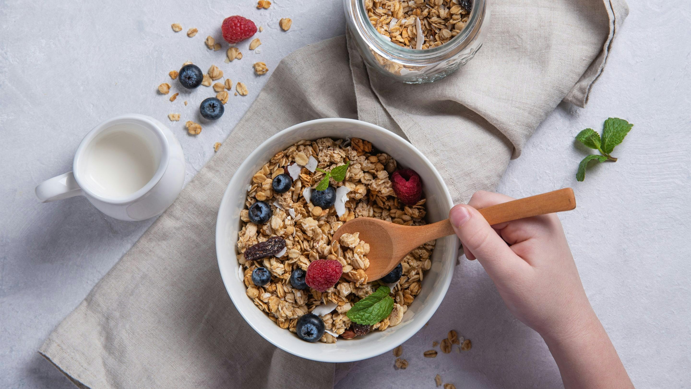 Ein gesundes und ausgewogenes Frühstück mit Haferflocken-Müsli und Beeren.