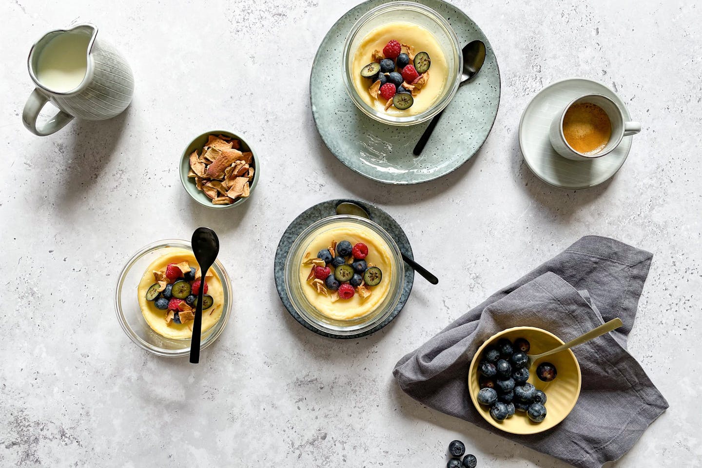 Gebackenes Joghurt eignet sich perfekt als cremiges Dessert und Kuchenersatz.