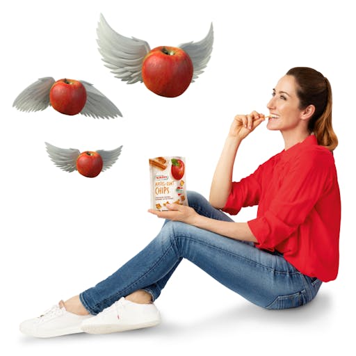 Kati Bellowitsch genießt einen Apfelchip Snack.