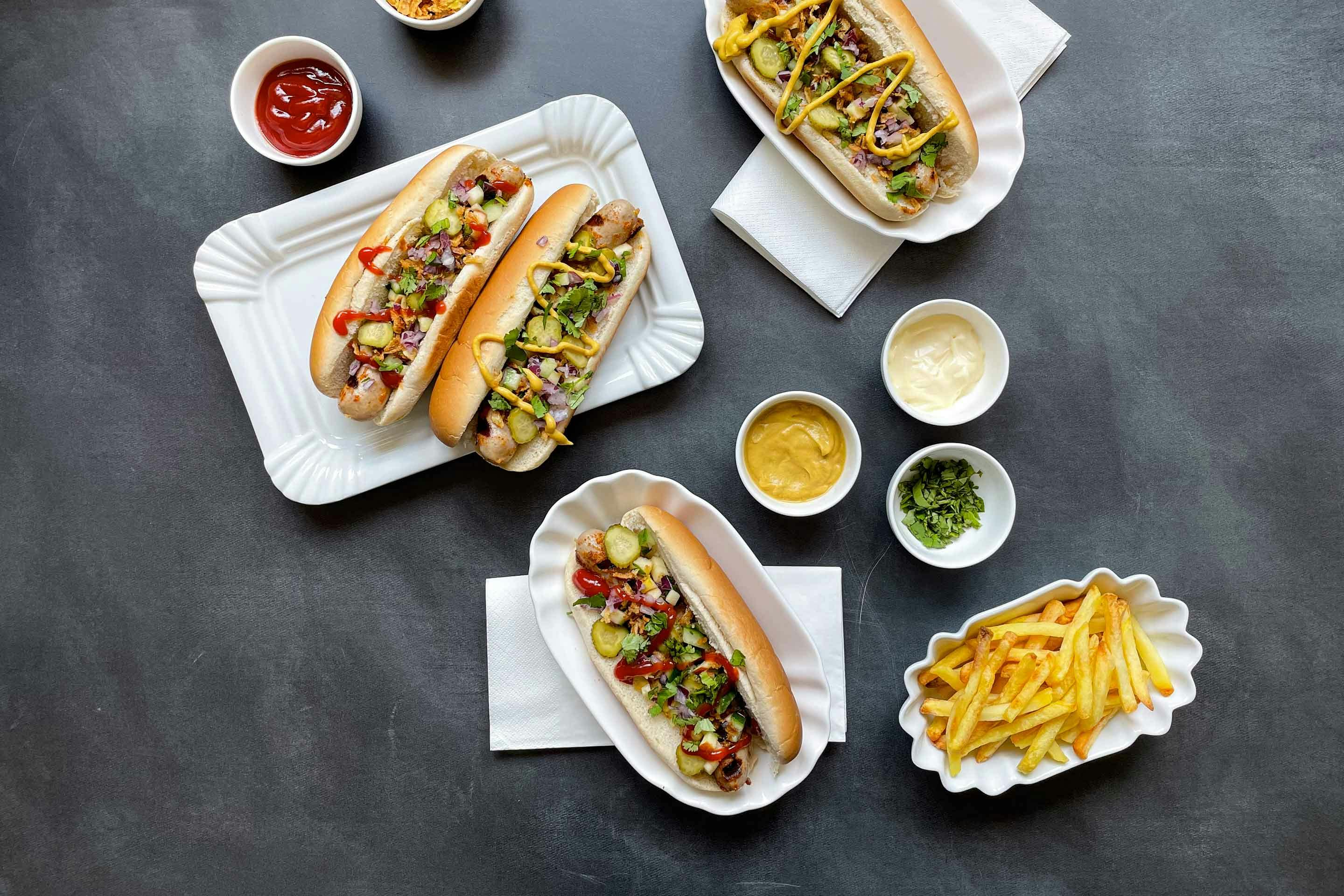Schmackhafte Hotdogs mit fruchtiger Salsa sind perfekt für jede Sommer-Party.