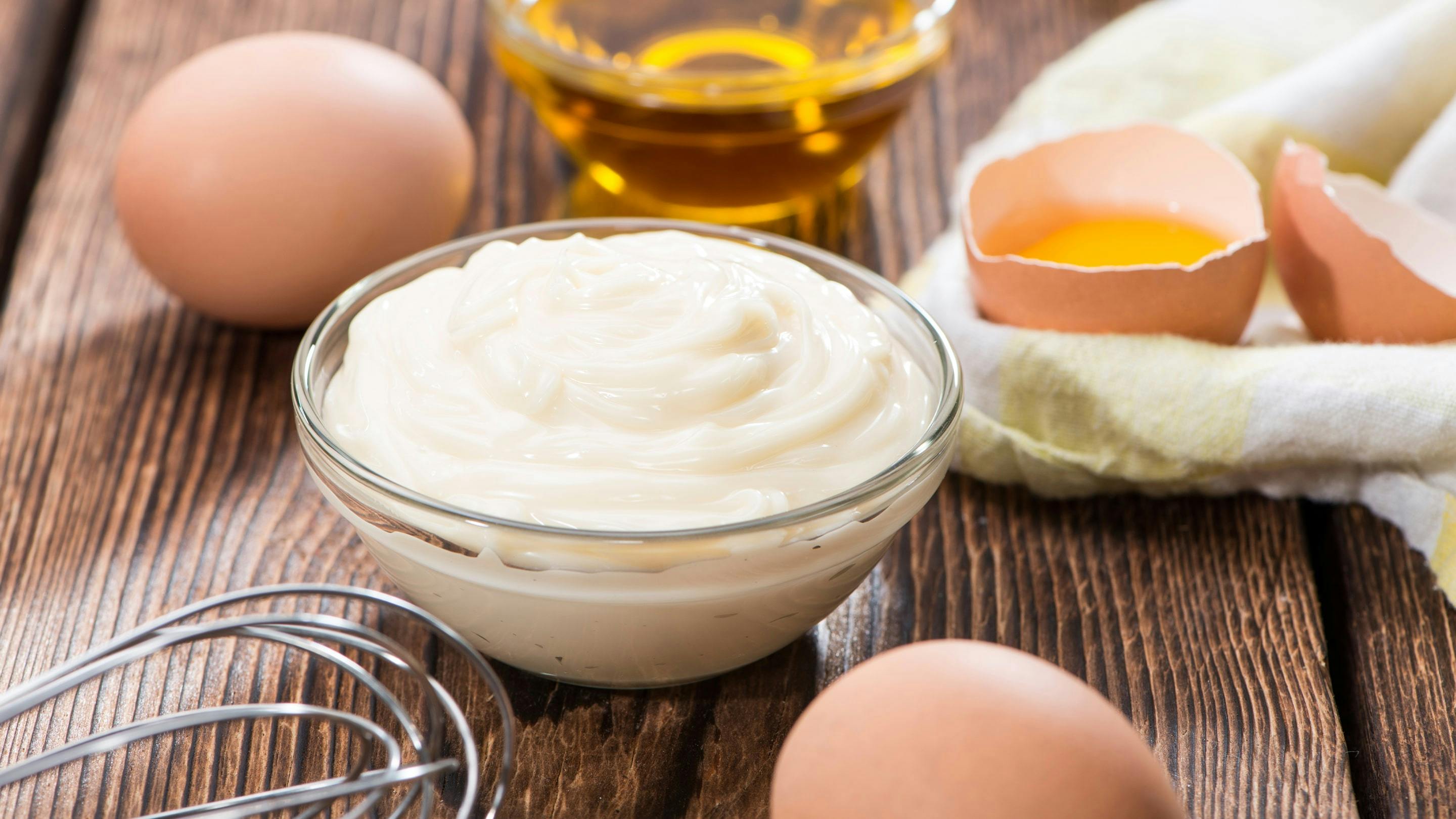 Mayonnaise und Aioli sind leichte und schmackhafte Dips aus Ei und Öl.