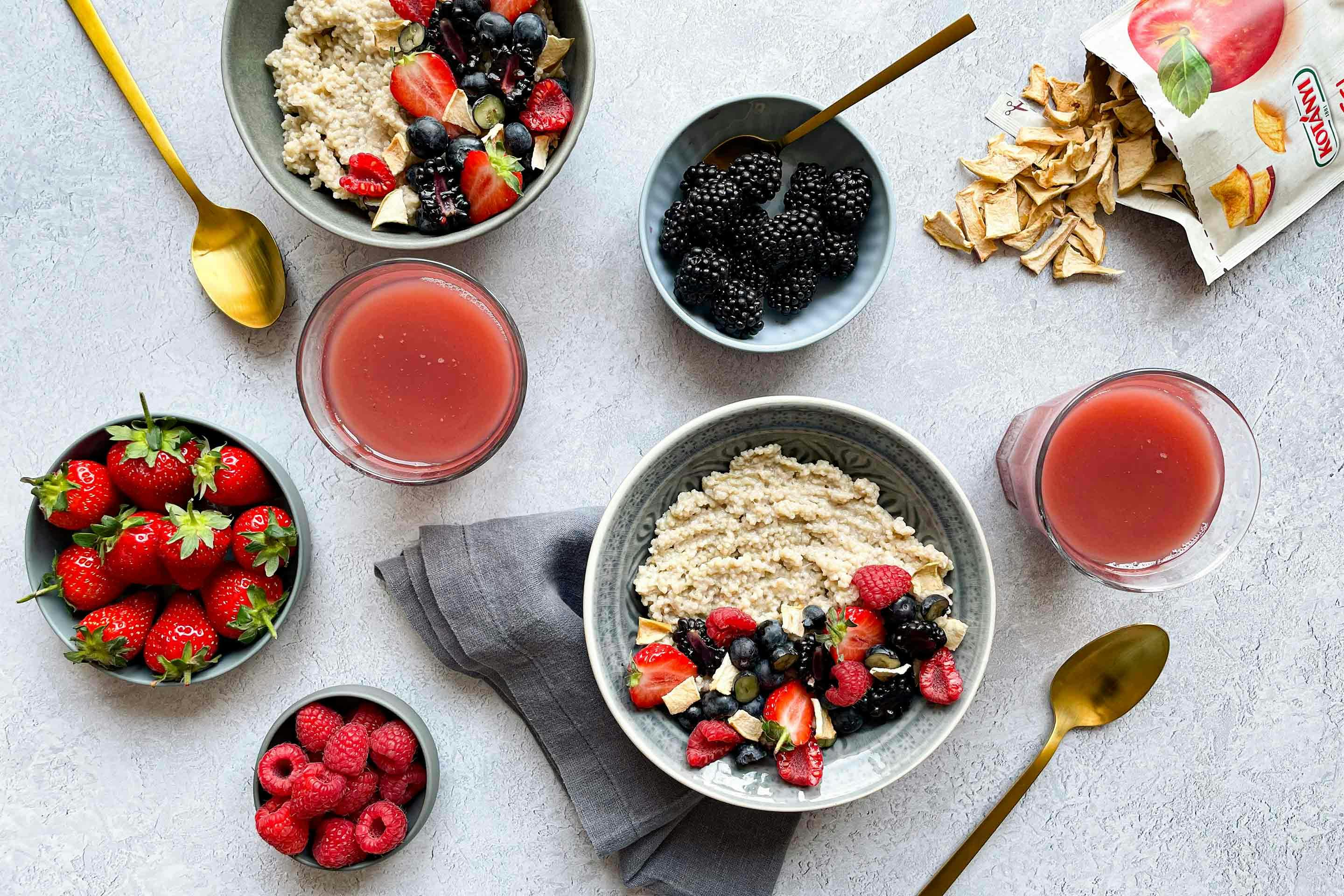 Glutenfreies Hirse-Porridge für ein gesundes Frühstück, das Energie bringt.