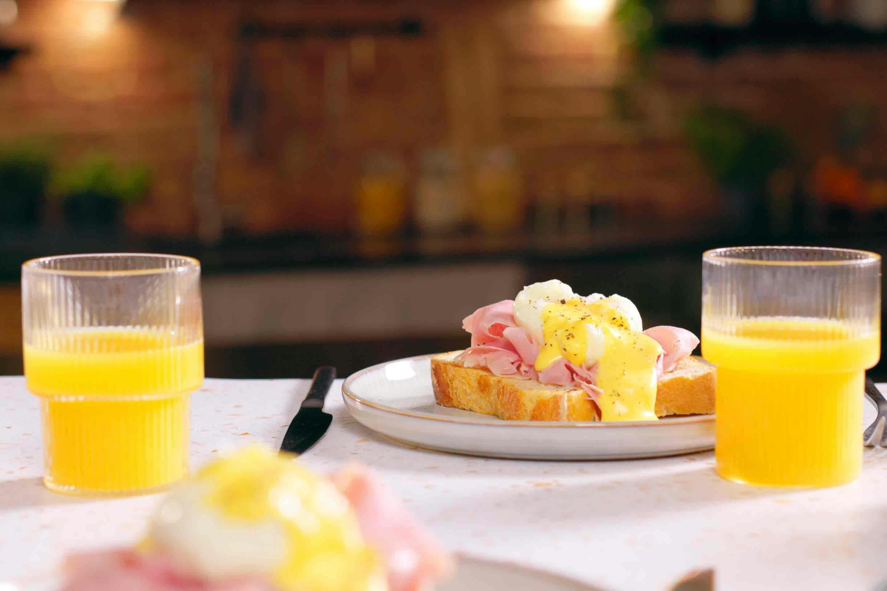 Der französische Klassiker: Eggs Benedict mit Sauce Hollandaise.