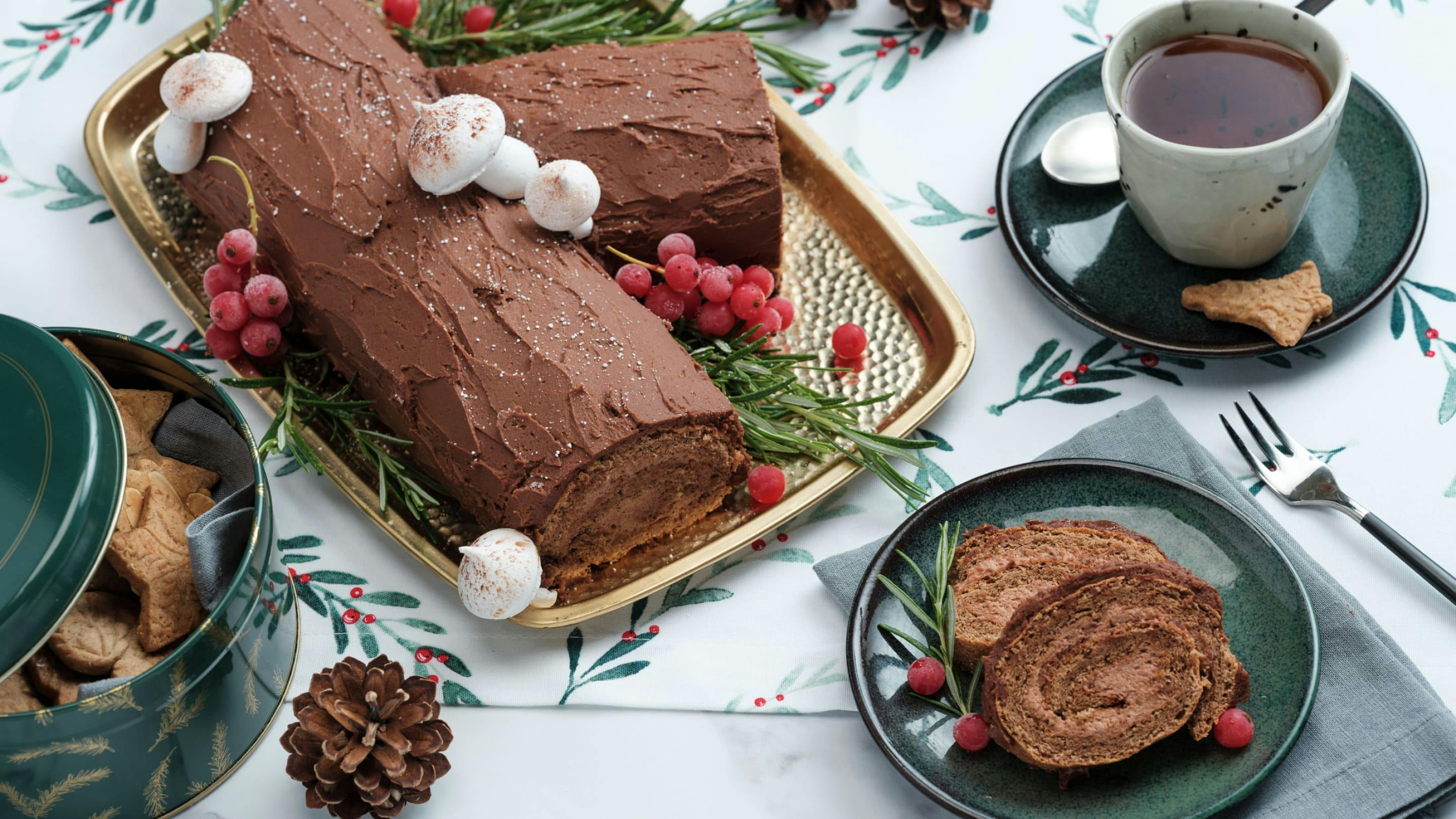 „Bûche de Noël“, eine schokoladige Biskuit-Spezialität in Form eines Baumstamms.
