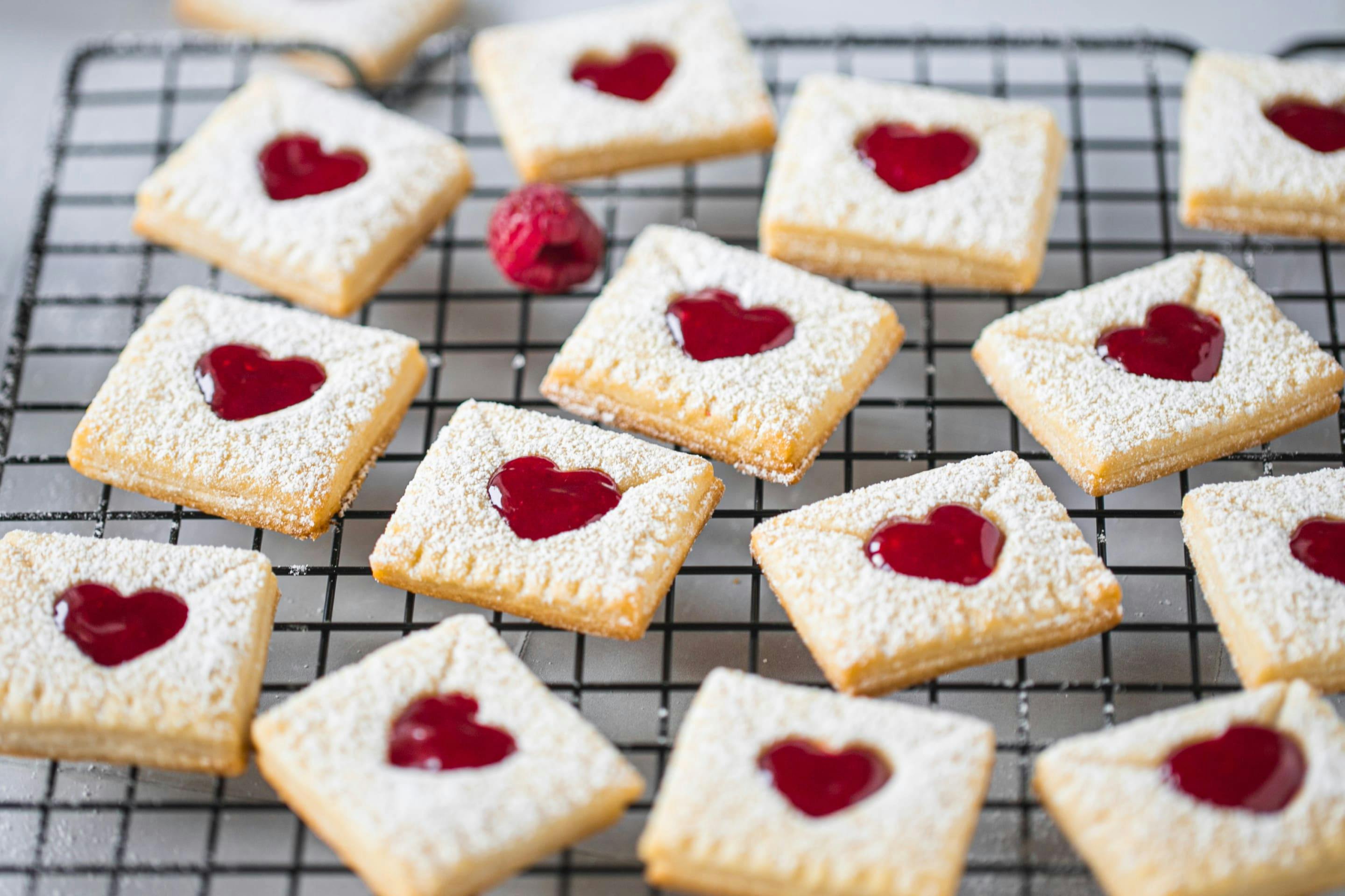 Kekse in Briefform mit roter Marmelade