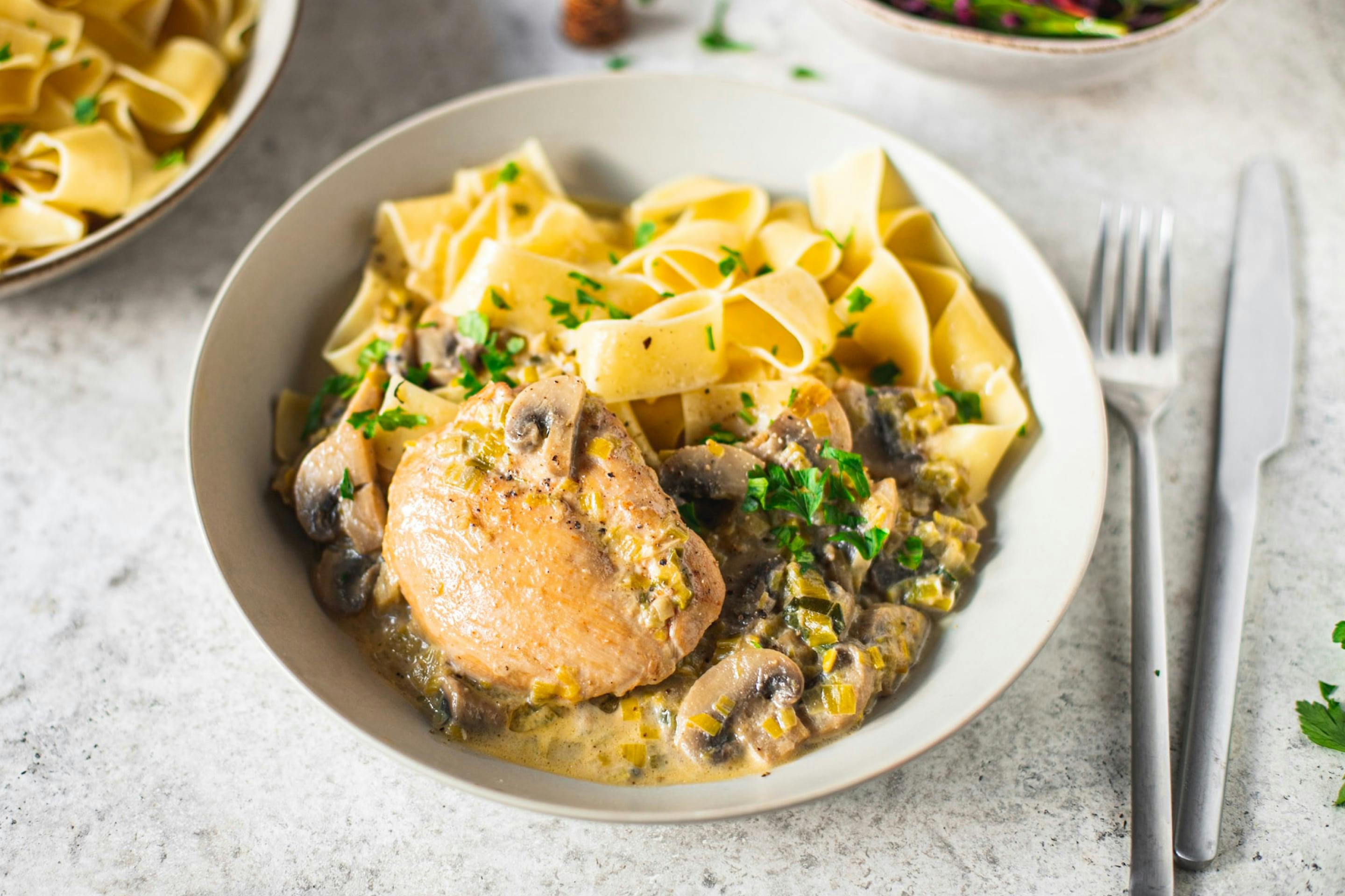 Huhn in Pilz-Lauch Sauce mit Nudeln