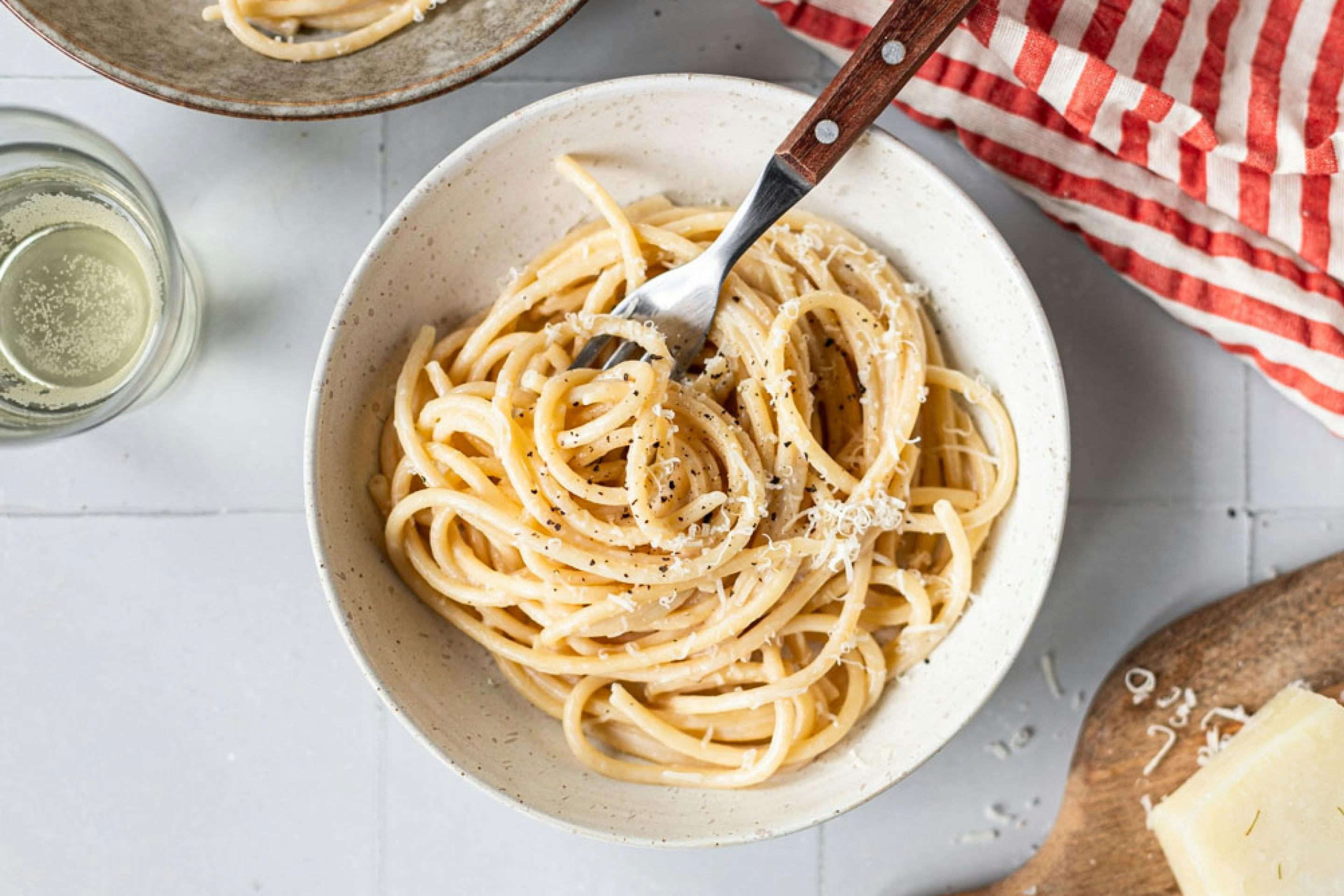 Pasta Cacio e Pepe mit schwarzem Pfeffer