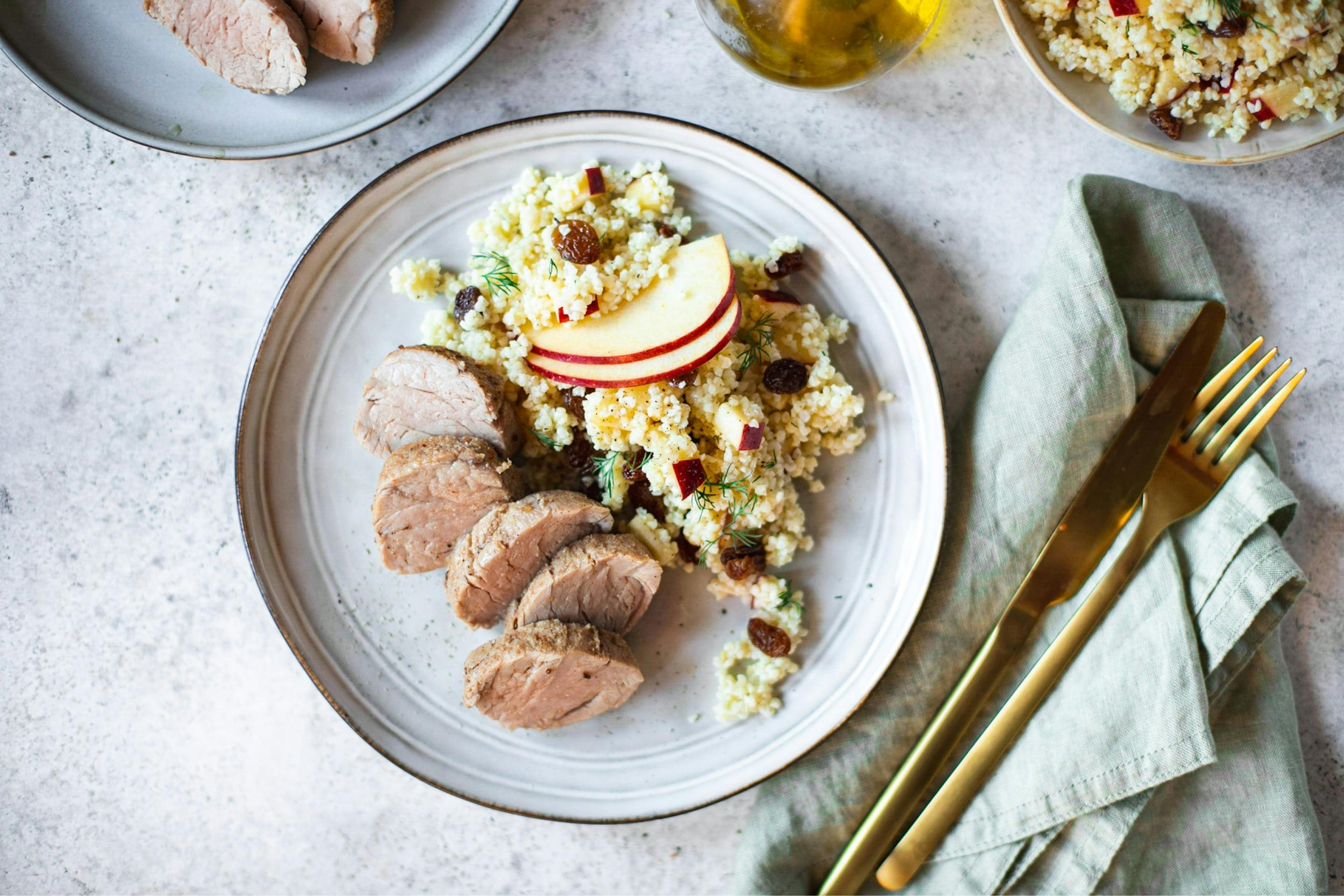 Schweinefilet, Couscoussalat mit Rosinen und Äpfeln