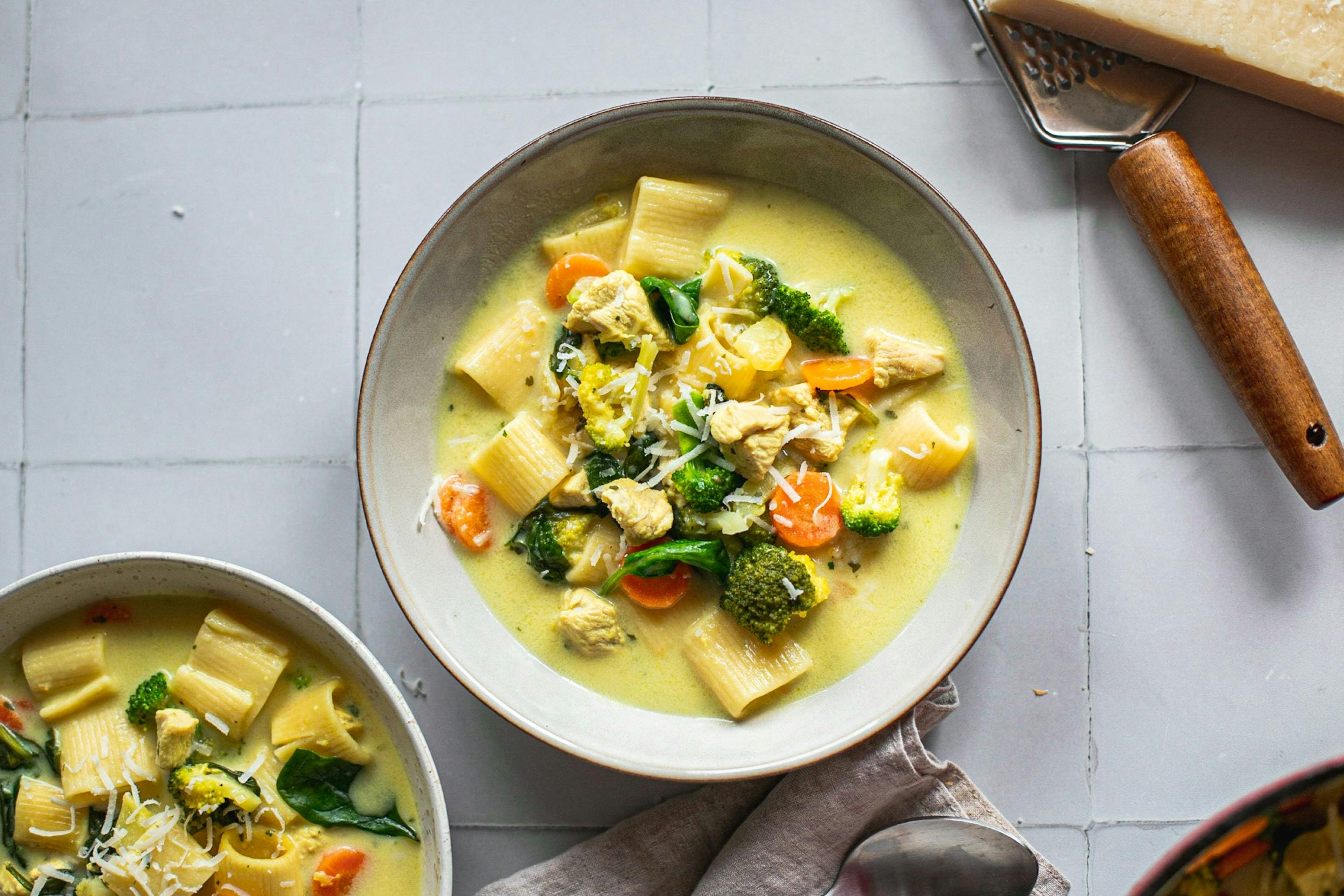 Cremige Hühnersuppe mit Nudeln und Gemüse