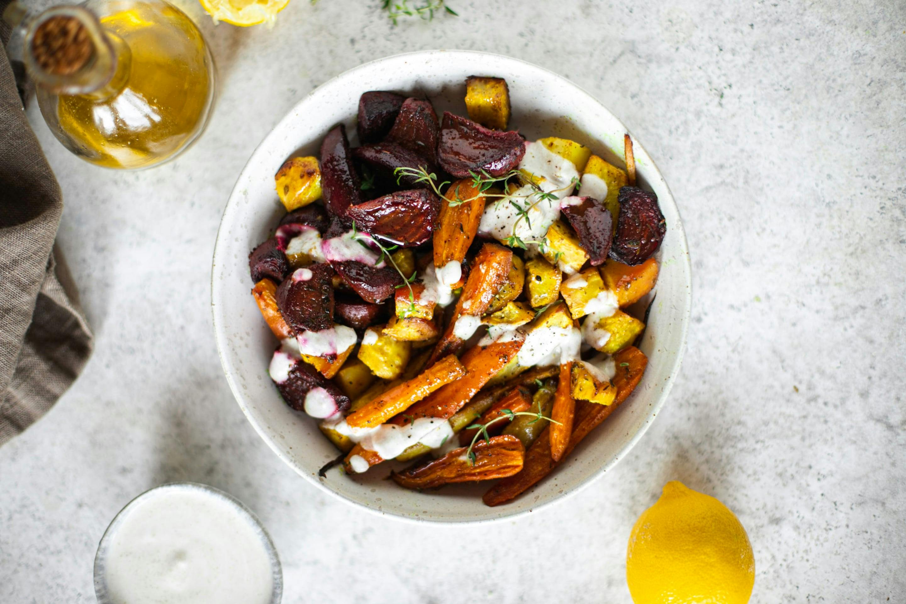 Ofen-Wurzelgemüse mit Tahini-Joghurt-Dressing