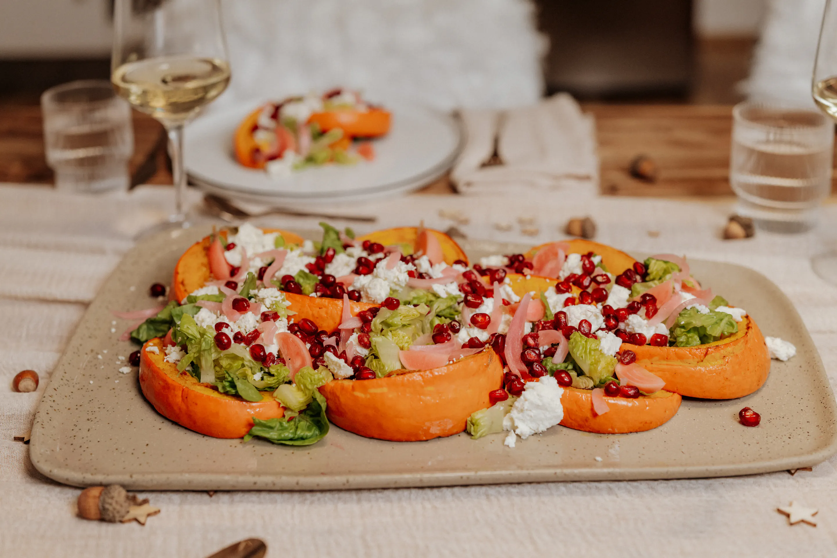 Geschmorter Kürbis Mit Feta Granatapfel & Eingelegten Zwiebeln